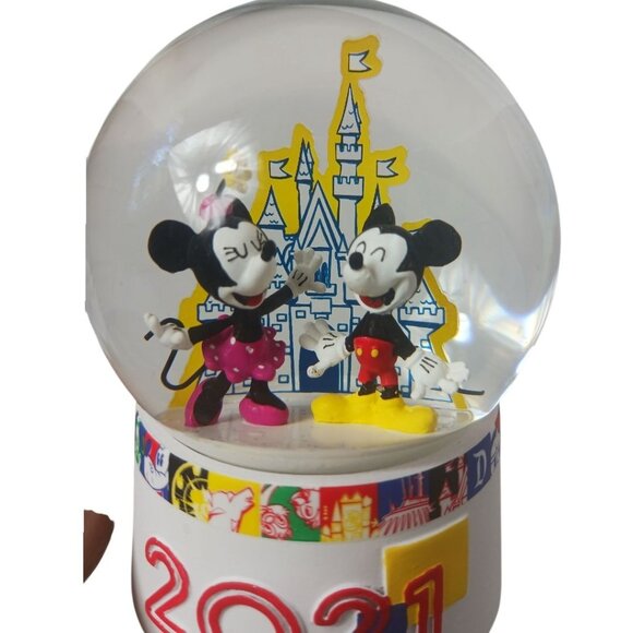 Disney WDW Resort 2021 Mickey & Minnie Mouse Snow Globe - Picture 8 of 8